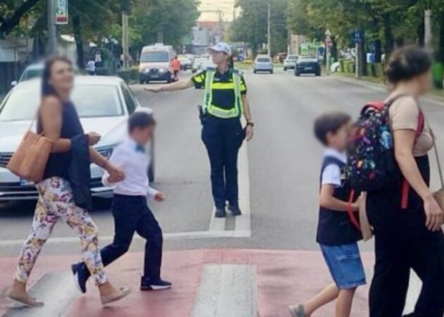 Polițiștii dâmbovițeni, alături de comunitatea școlară la început de an școlar