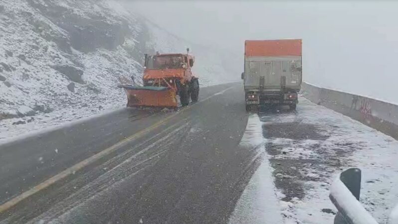 Prima ninsoare pe Transalpina și Transfăgărășan: Temperaturile au coborât la -2°C și în Dâmbovița urmează zile foarte reci