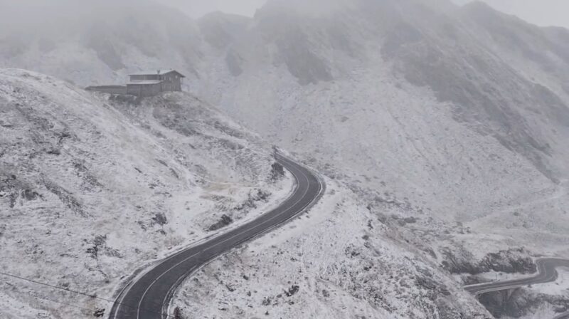 Prima ninsoare pe Transalpina și Transfăgărășan: Temperaturile au coborât la -2°C și în Dâmbovița urmează zile foarte reci