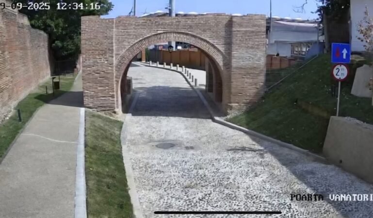Primăria Târgoviște anunță: Poarta „Dealu – Vânătorilor”, monument istoric reabilitat și monitorizat video permanent
