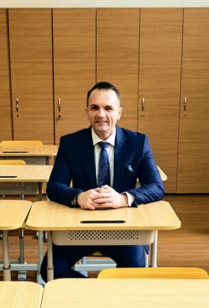 Anii de liceu nu se uită: Primarul Daniel Cristian Stan, din nou în banca de la Carabella după 31 de ani