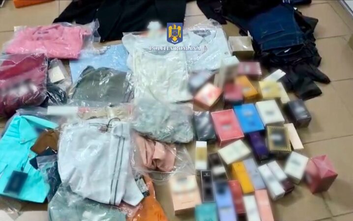 Tânăr prins de polițiști comercializând parfumuri și haine contrafăcute Tânăr prins de polițiști comercializând parfumuri și haine contrafăcute