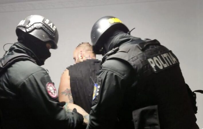 Tânăr reținut după ce a vandalizat biserica și crucile din cimitirul de la  Bilciurești