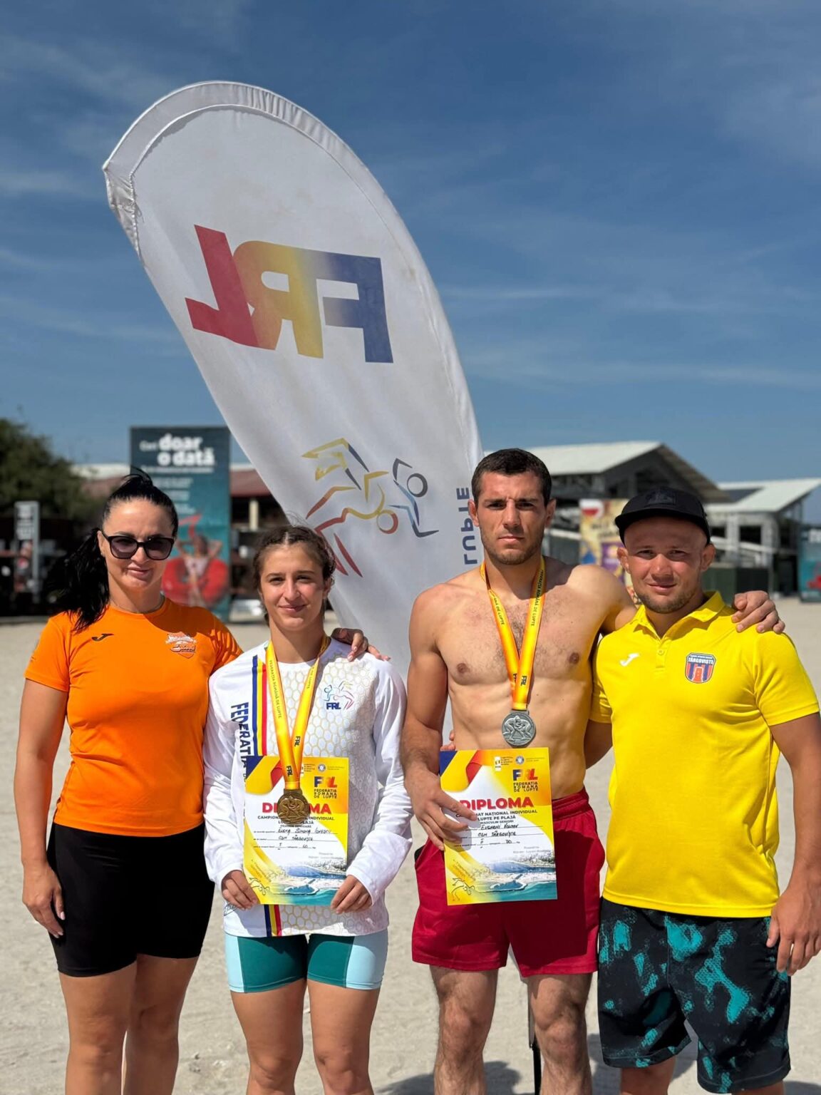 Târgoviște strălucește la Campionatul Național de Lupte pe Plajă: Simona Ionescu campioană fără punct pierdut