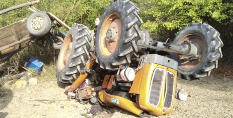 Tragedie evitată la Voinești: Tânăr prins sub un tractor răsturnat, salvat de cetățeni 
