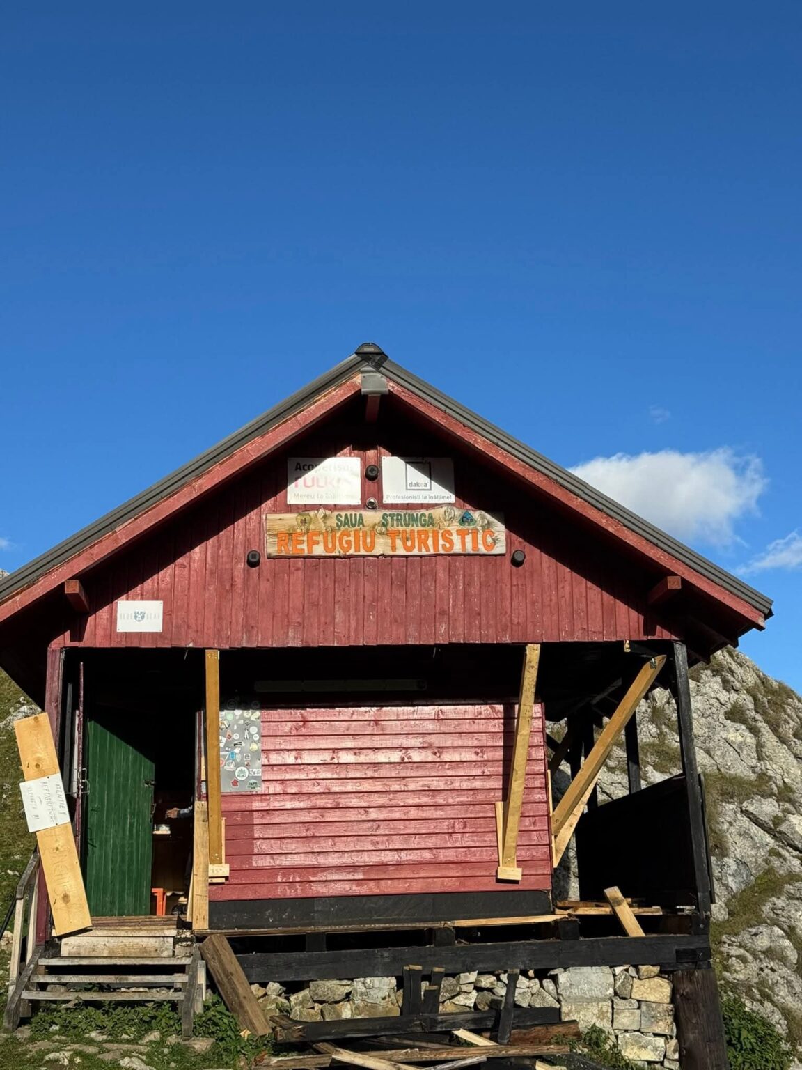 Ultimul refugiu de lemn din Bucegi – Șaua Strunga, pregătit pentru reabilitare de Asociația „Om pe Munte” Ultimul refugiu de lemn din Bucegi – Șaua Strunga, pregătit pentru reabilitare de Asociația „Om pe Munte”