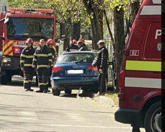 A ajuns cu mașina într-un copac, pe strada 9 Mai din Târgoviște