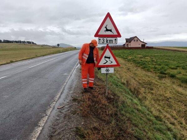 Autoritățile se pregătesc pentru iarnă: A început montarea indicatoarelor rutiere pentru sezonul rece