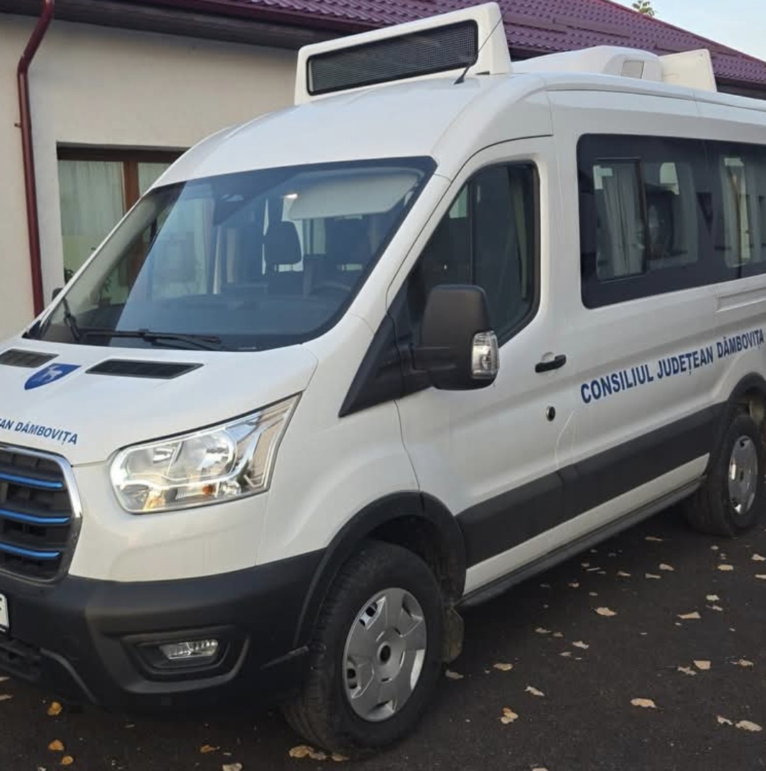 CJ Dâmbovița investește în școli: Echipamente digitale, mobilier modern și transport pentru elevi