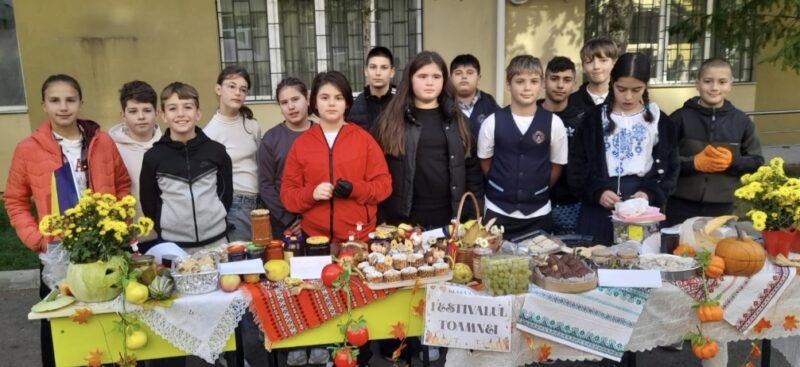 Festivalul Toamnei 2025 la Școala Gimnazială „Tudor Vladimirescu” a fost, așadar, mai mult decât o sărbătoare a culorilor și gusturilor de sezon – a fost o demonstrație de unitate, creativitate și spirit comunitar. Felicitări tuturor pandurilor!