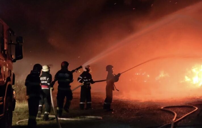 Incendiu de vegetație uscată în comuna Cornești, satul Cătunu 