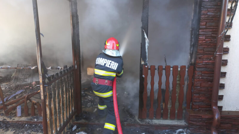 Incendiu devastator la Dărmănești: Acoperișul unei case a fost cuprins de flăcări 