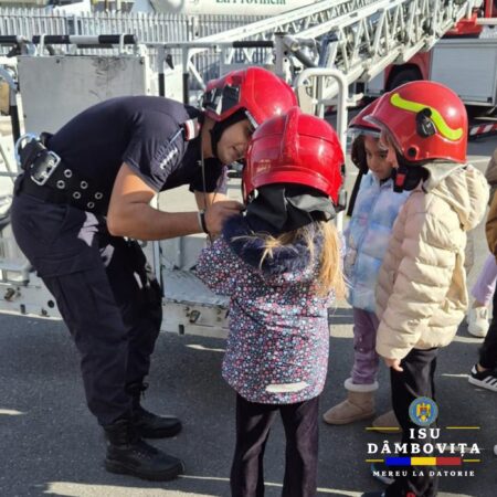 Lecții de curaj și siguranță: Elevii dâmbovițeni, față în față cu pompierii 