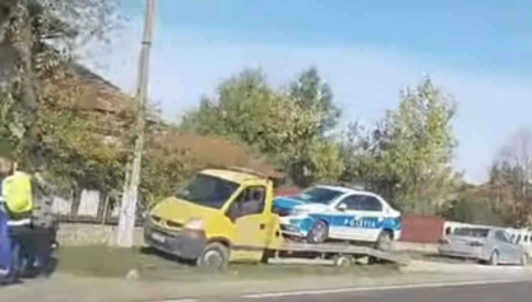 Mașină de poliție făcută praf într-un accident cu un BMW