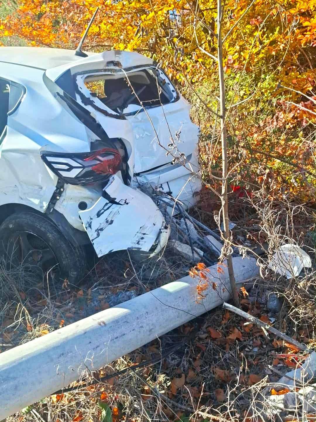 Mașină scăpată de sub control, a ajuns într-un stâlp