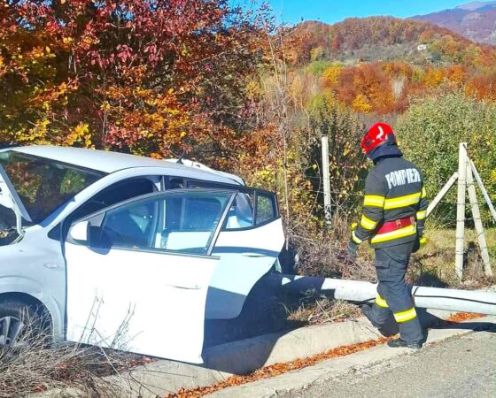 Mașină scăpată de sub control, a ajuns într-un stâlp  Mașină scăpată de sub control, a ajuns într-un stâlp