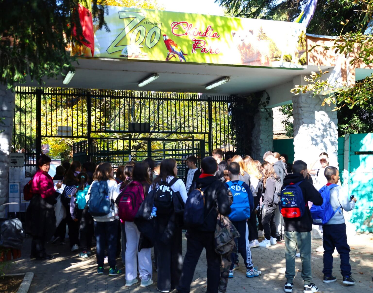 Peste 1.000 de copii au vizitat Grădina Zoologică din Târgoviște în cadrul programului „Săptămâna Verde” Peste 1.000 de copii au vizitat Grădina Zoologică din Târgoviște în cadrul programului „Săptămâna Verde"