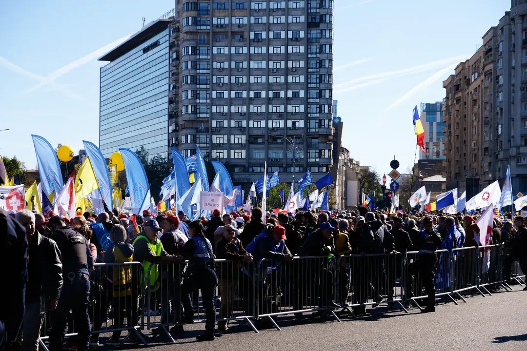 Peste 30.000 de muncitori au cerut încetarea măsurilor de austeritate și demisia lui Bolojan