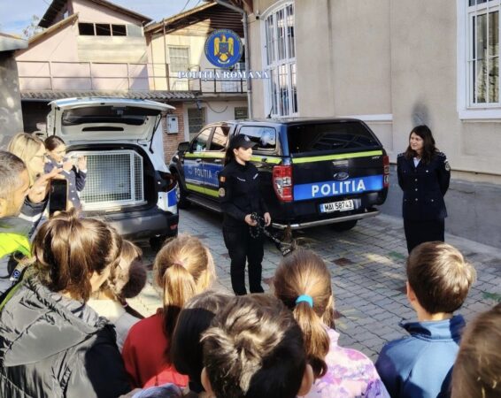 Polițiștii dâmbovițeni, în vizită educativ-preventivă la Școala Gimnazială „Vasile Cârlova” din Târgoviște Elevii Școlii Gimnaziale „Vasile Cârlova” din municipiul Târgoviște au avut parte de o întâlnire specială cu polițiștii din cadrul Inspectoratului de Poliție Județean Dâmbovița. Reprezentanți ai Biroului pentru Protecția Animalelor, Biroului Siguranță Școlară și Serviciului Criminalistic au desfășurat activități educativ-preventive pentru elevii claselor pregătitoare și a IV-a, într-un cadru interactiv și prietenos. Educație pentru siguranță și responsabilitate În cadrul întâlnirii, polițiștii le-au vorbit copiilor despre importanța unui comportament respectuos și responsabil atât în școală, cât și în comunitate. Elevii au aflat despre riscurile violenței și bullying-ului și au primit sfaturi despre cum să gestioneze conflictele într-un mod pașnic. Totodată, polițiștii au atras atenția asupra consecințelor consumului de substanțe interzise, explicând pericolele asociate acestora și modul în care pot fi evitate situațiile de risc. Învățare prin empatie și protecția animalelor O atenție deosebită a fost acordată educației pentru protecția animalelor. Elevii au înțeles rolul Biroului pentru Protecția Animalelor și modul în care polițiștii acționează pentru a preveni cruzimea față de animale și pentru a proteja viața acestora. Activitatea a urmărit dezvoltarea empatiei și a responsabilității, încurajând elevii să adopte o atitudine grijulie și protectivă față de animalele din comunitate. Demonstrație spectaculoasă a Serviciului Criminalistic Momentele cele mai captivante au fost oferite de polițiștii Serviciului Criminalistic, care au prezentat elevilor modul de lucru al specialiștilor în teren. Demonstrând utilizarea unui câine de serviciu specializat în depistarea drogurilor, polițiștii au arătat copiilor cum se desfășoară o acțiune practică de prevenție și control. Elevii au fost curioși, au pus întrebări și au interacționat activ, descoperind astfel o latură mai puțin cunoscută a meseriei de polițist. Un demers continuu pentru siguranța elevilor Inspectoratul de Poliție Județean Dâmbovița subliniază importanța acestor activități educativ-preventive, care contribuie la formarea unor comportamente corecte și responsabile în rândul tinerilor și la consolidarea unui mediu școlar sigur și protejat. Polițiștii vor continua să desfășoare astfel de întâlniri în școlile din județ, promovând siguranța, empatia și responsabilitatea socială în rândul elevilor.