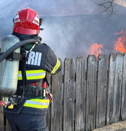 Pompierii dâmbovițeni îi îndeamnă pe cetățeni să folosească responsabil mijloacele de încălzire și să monteze detectoare de fum și gaze