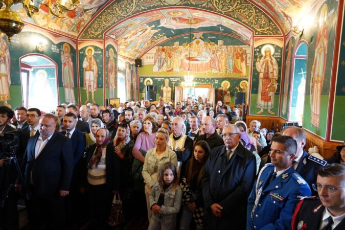 Președintele CJ Dâmbovița, Corneliu Ștefan și prefectul Marian Tănase, alături de comunitate, la sfințirea bisericii din Dealu Frumos, comuna Pietroșița