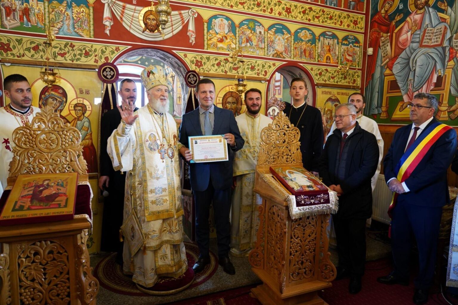 Președintele CJ Dâmbovița, Corneliu Ștefan și prefectul Marian Tănase, alături de comunitate, la sfințirea bisericii din Dealu Frumos, comuna Pietroșița