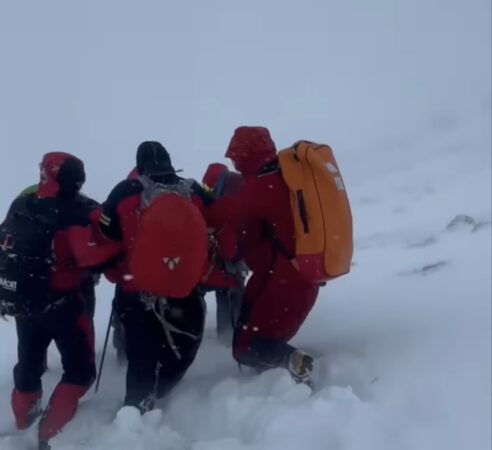 Salvare contracronometru pe Platoul Bucegi: Doi turiști salvați de echipele Salvamont Dâmbovița și Prahova 