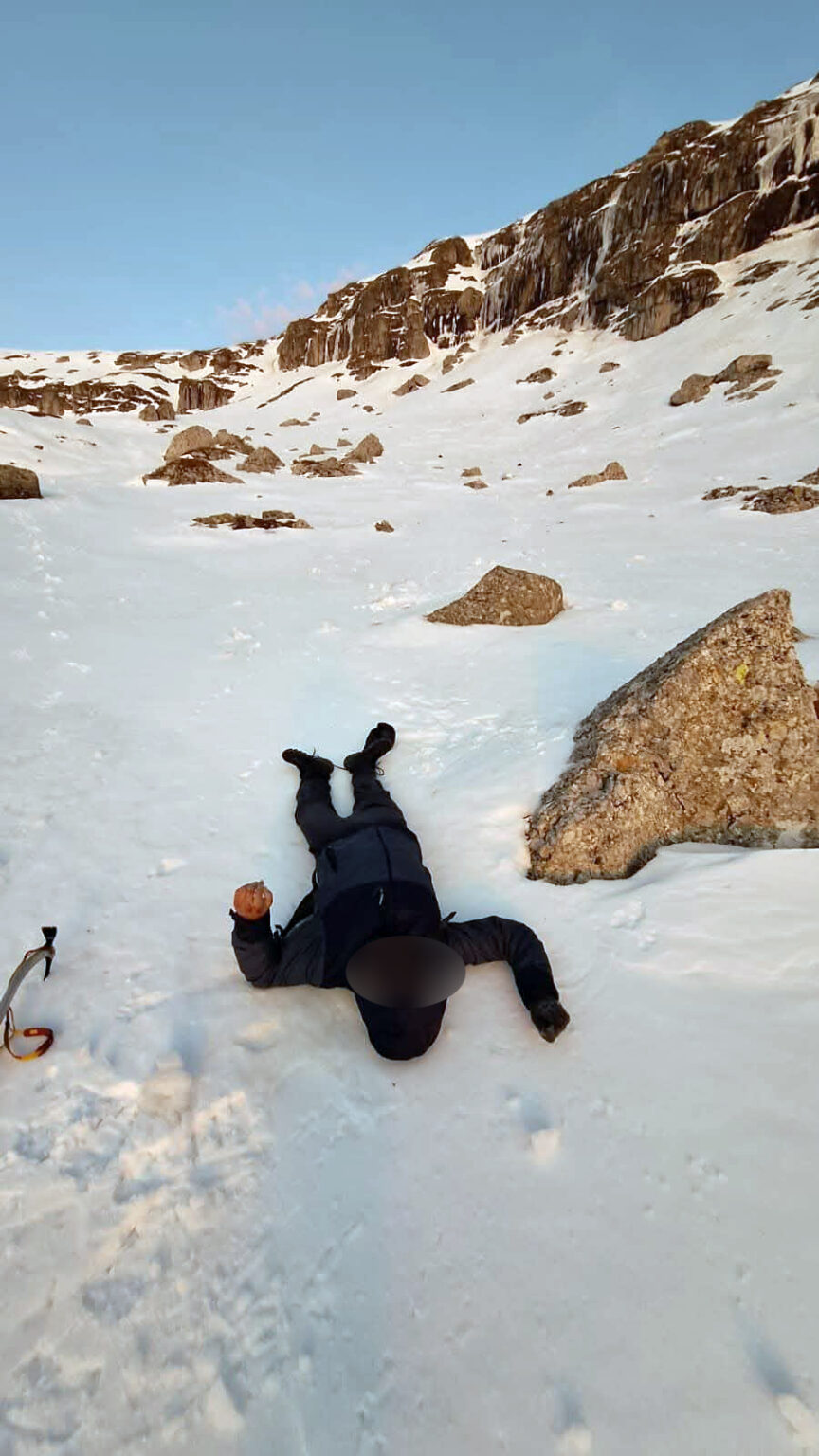 Salvare dramatică în Munții Bucegi: Un adolescent de 17 ani salvat după ce a continuat singur traseul pe Vf. Omu  Salvare dramatică în Munții Bucegi: Un adolescent de 17 ani salvat după ce a continuat singur traseul pe Vf. Omu