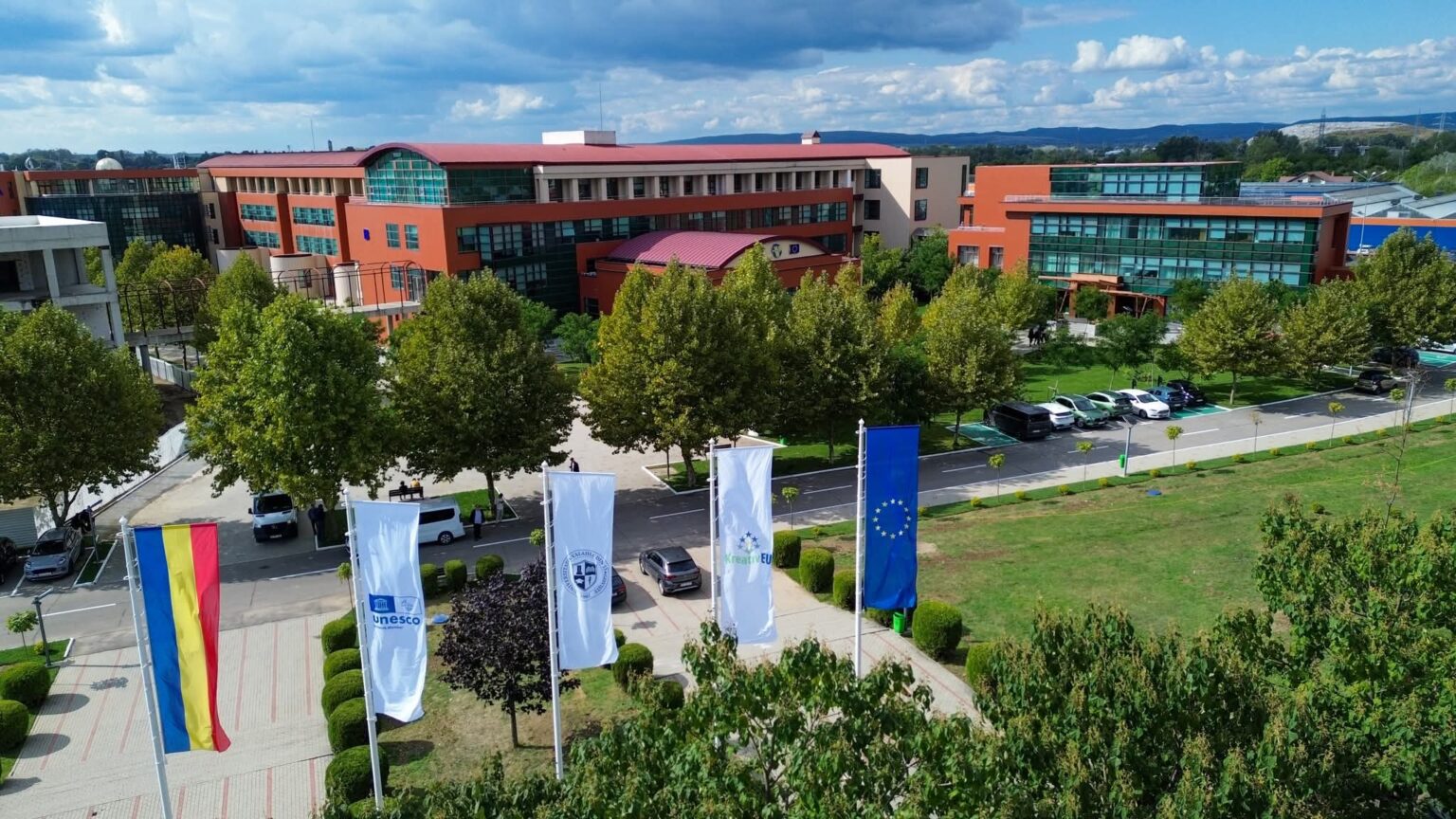 Steagul UNESCO, arborat la Universitatea „Valahia” din Târgoviște, la deschiderea noului an universitar