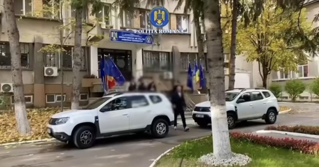 Tânără care face videochat și iubitul ei, reținuți pentru că șantajau  doi târgovișteni