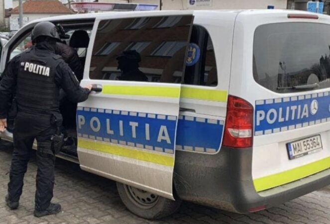 Tânără care face videochat și iubitul ei, reținuți pentru că șantajau  doi târgovișteni Tânără care face videochat și iubitul ei, reținuți pentru că șantajau  doi târgovișteni