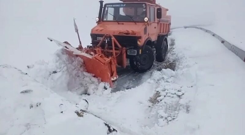 Transalpina (DN 67C) închisă circulației din cauza ninsorii