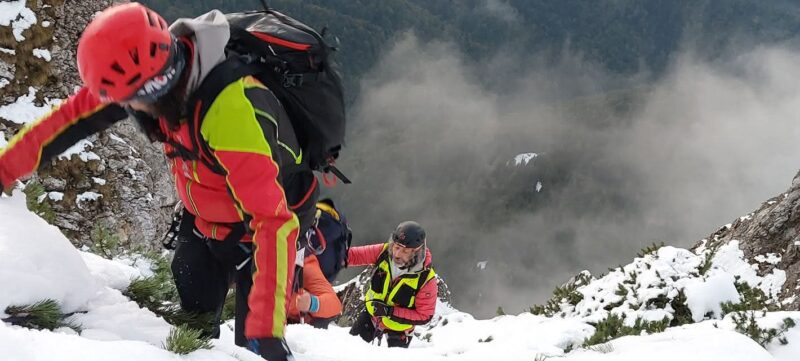 Turist ceh găsit în dificultate pe traseul „La Lanțuri” în Piatra Craiului: Intervenție Salvamont în condiții de iarnă timpurie