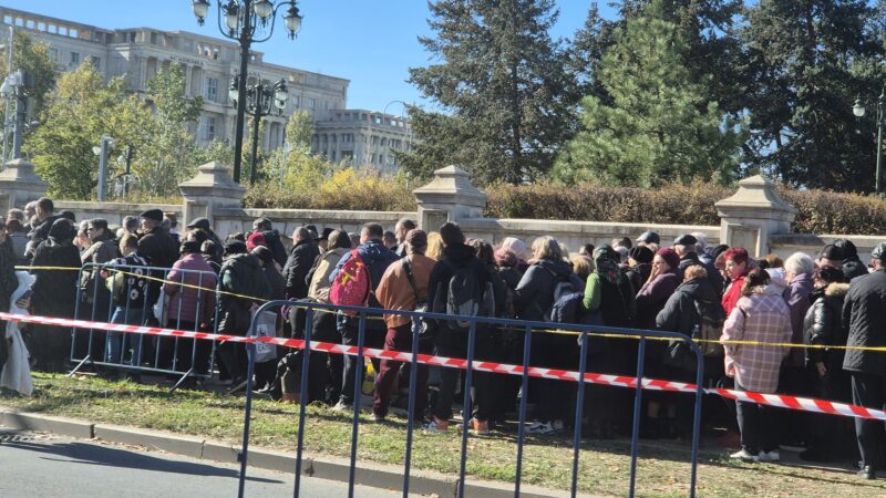 Val de pelerini la Catedrala Națională. Programul de vizitare a fost prelungit până pe 5 noiembrie .