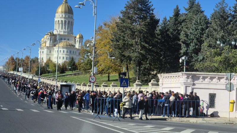 Val de pelerini la Catedrala Națională. Programul de vizitare a fost prelungit până pe 5 noiembrie .