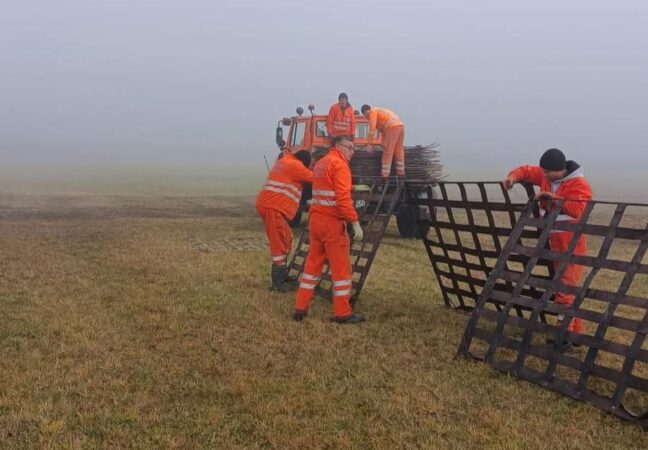 A început pregătirea pentru sezonul de iarnă: Drumarii montează panouri parazăpadă în zonele expuse la viscol