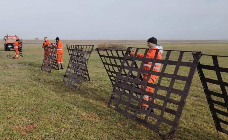 A început pregătirea pentru sezonul de iarnă: Drumarii montează panouri parazăpadă în zonele expuse la viscol