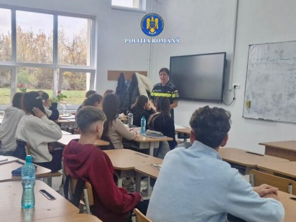 Acțiuni preventive ale polițiștilor și jandarmilor dâmbovițeni în școli: Siguranța elevilor, prioritate Acțiuni preventive ale polițiștilor și jandarmilor dâmbovițeni în școli: Siguranța elevilor, prioritate