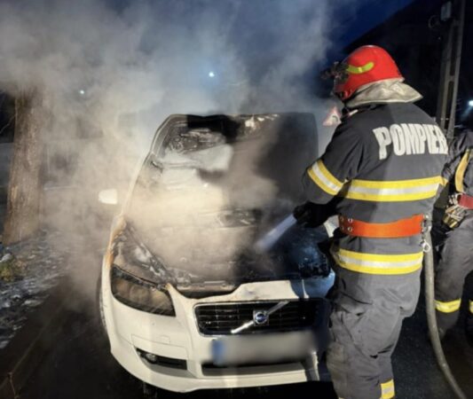 Alertă în Conțești: Autoturism cuprins de flăcări