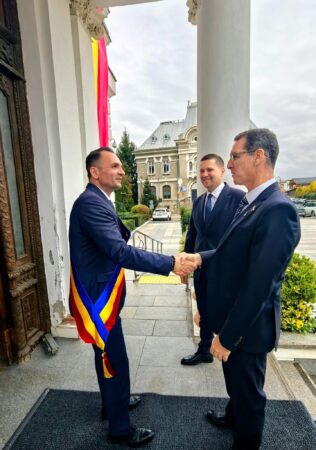 Ambasadorul Israelului în România, Lior Ben Dor, în vizită oficială la Primăria Târgoviște și CJ  Dâmbovița: Discuții despre istorie, comunitate și parteneriate economice