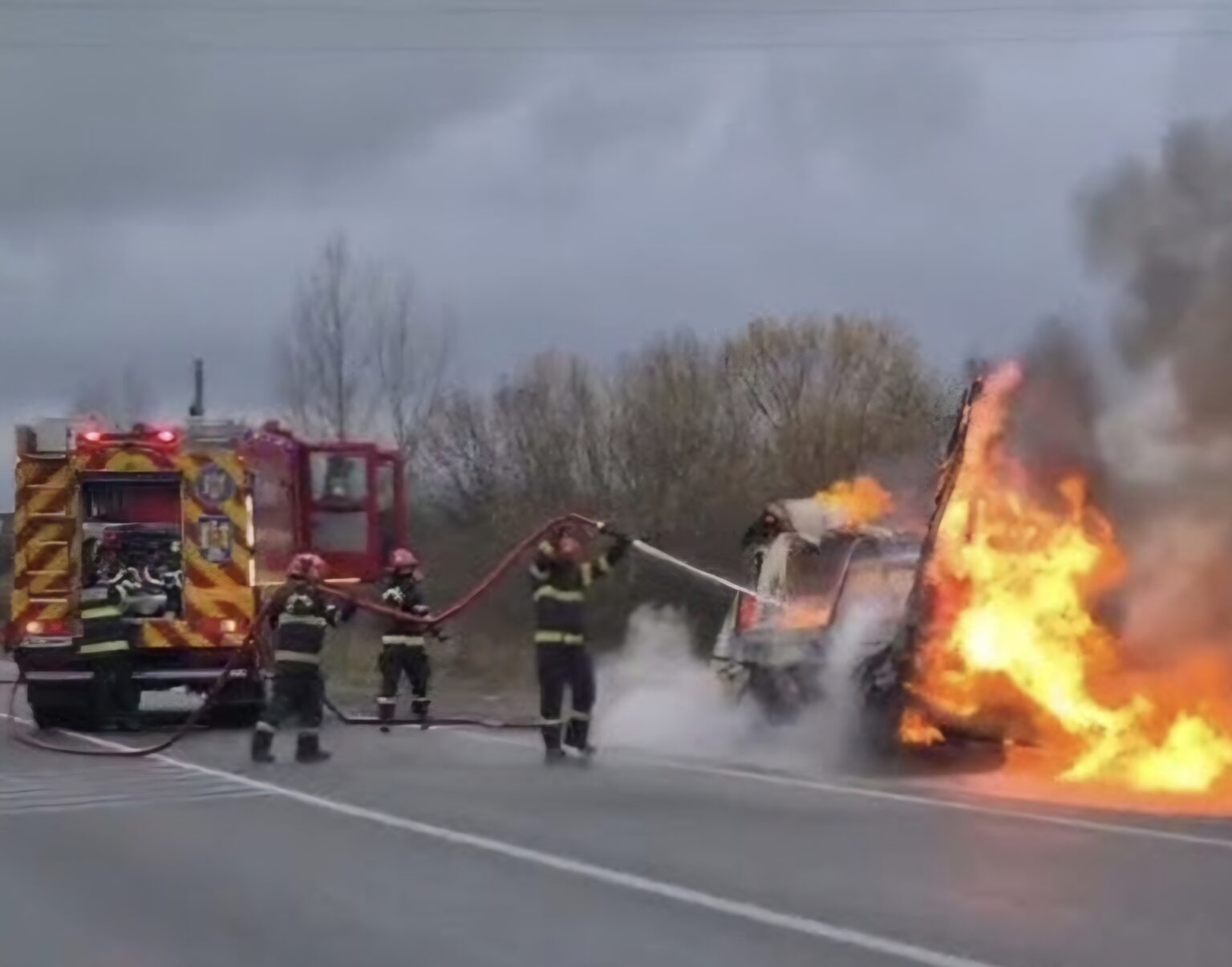 Autoutilitară în flăcări la Potlogi Autoutilitară în flăcări la Potlogi