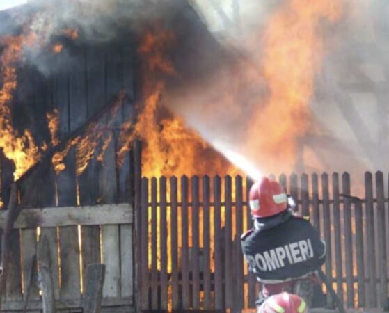 Flăcările au mistuit o casă în Dragomirești Flăcările au mistuit o casă în Dragomirești