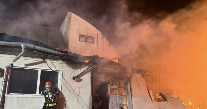 Incendiu puternic la o casă din Poiana, pompierii au intervenit prompt