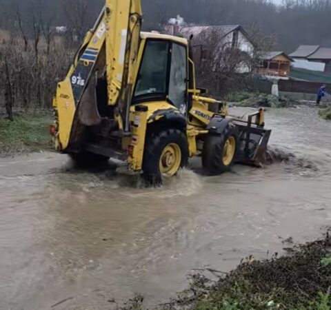 Inundații puternice în Hulubești și Gura Foii: Gospodării sub apă, șanțuri blocate și o firmă acuzată că a astupat canalul de scurgere