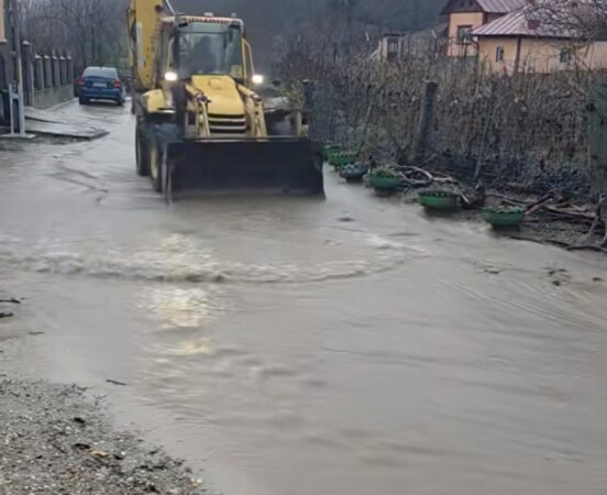 Inundații puternice în Hulubești și Gura Foii: Gospodării sub apă, șanțuri blocate și o firmă acuzată că a astupat canalul de scurgere