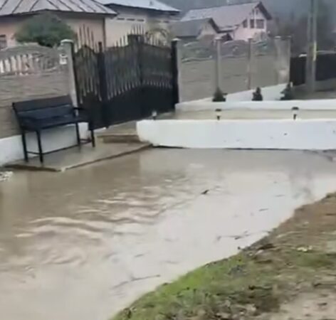 Inundații puternice în Hulubești și Gura Foii: Gospodării sub apă, șanțuri blocate și o firmă acuzată că a astupat canalul de scurgere