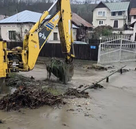 Inundații puternice în Hulubești și Gura Foii: Gospodării sub apă, șanțuri blocate și o firmă acuzată că a astupat canalul de scurgere