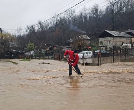 Inundații puternice în Hulubești și Gura Foii: Gospodării sub apă, șanțuri blocate și o firmă acuzată că a astupat canalul de scurgere