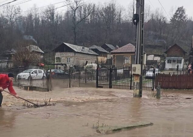 Inundații puternice în Hulubești și Gura Foii: Gospodării sub apă, șanțuri blocate și o firmă acuzată că a astupat canalul de scurgere