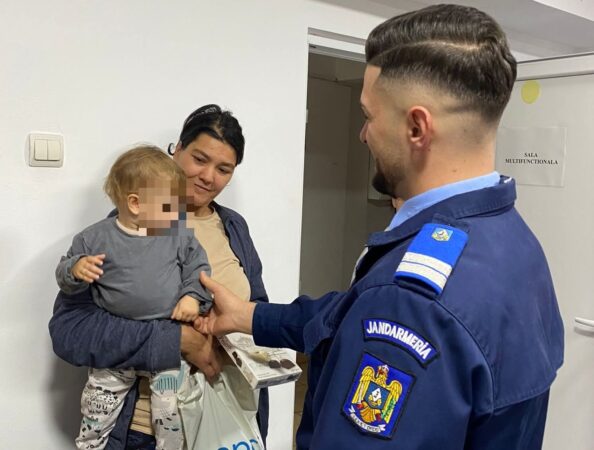 Jandarmii dâmbovițeni aduc zâmbete și speranță în inimile celor aflați în dificultate Jandarmii dâmbovițeni aduc zâmbete și speranță în inimile celor aflați în dificultate